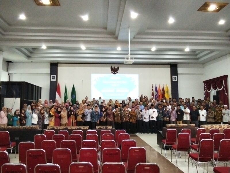 Civitas akademika Universitas Muhammadiyah Kupang berfoto bersama usai kegiatan Halalbihalal Idul Fitri 1447 H di Aula Kampus, Rabu,8/04/2026.