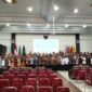 Civitas akademika Universitas Muhammadiyah Kupang berfoto bersama usai kegiatan Halalbihalal Idul Fitri 1447 H di Aula Kampus, Rabu,8/04/2026.