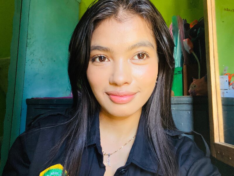 Elencia Teuf, mahasiswi Ilmu Politik Universitas Nusa Cendana Kupang, asal Desa Tunbaun, Amarasi Barat, yang menyoroti kondisi jalan rusak sebagai cermin lemahnya politik pembangunan di NTT.  