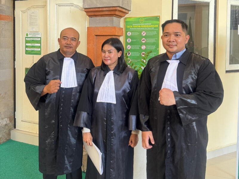 Tim Kuasa Hukum dari Law Firm James Richard & Partners saat menghadiri persidangan di Pengadilan Negeri Denpasar, Kamis 09/04/2026. Foto:Dok.Rian/