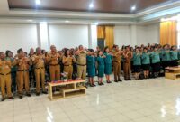 Bupati Kupang Yosef Lede bersama Wakil Bupati Aurum O. Titu Eki berfoto bersama usai melantik 24 Ketua TP PKK Kecamatan, menegaskan komitmen pemerintah daerah dalam memperkuat kolaborasi dan meningkatkan kesejahteraan keluarga. (Tim)