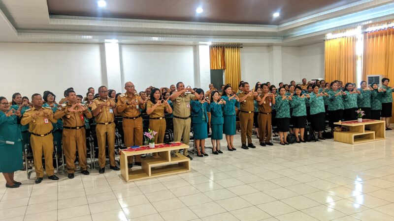 Bupati Kupang Yosef Lede bersama Wakil Bupati Aurum O. Titu Eki berfoto bersama usai melantik 24 Ketua TP PKK Kecamatan, menegaskan komitmen pemerintah daerah dalam memperkuat kolaborasi dan meningkatkan kesejahteraan keluarga. (Tim)