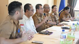 Bupati Kupang Yosef Lede bersama jajaran pemerintah daerah saat meninjau pelaksanaan TKA dan hasil revitalisasi sekolah di Kupang Tengah, Selasa (14/4/2026). 