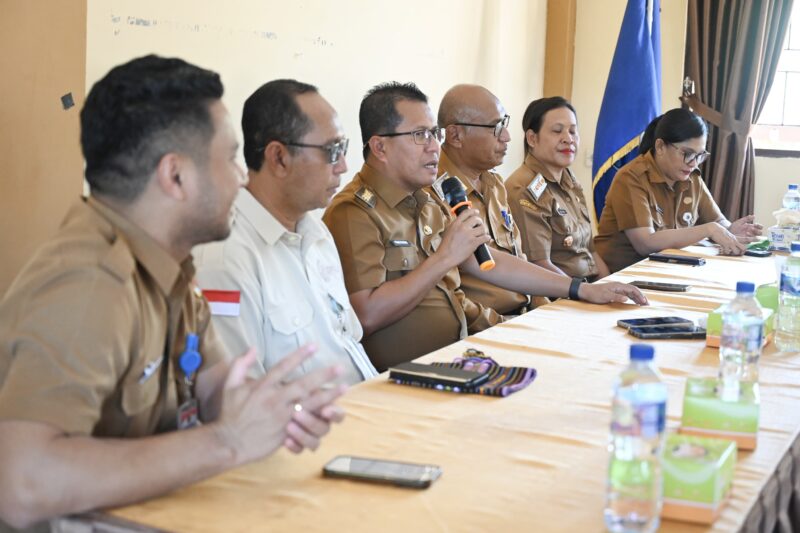 Bupati Kupang Yosef Lede bersama jajaran pemerintah daerah saat meninjau pelaksanaan TKA dan hasil revitalisasi sekolah di Kupang Tengah, Selasa (14/4/2026). 