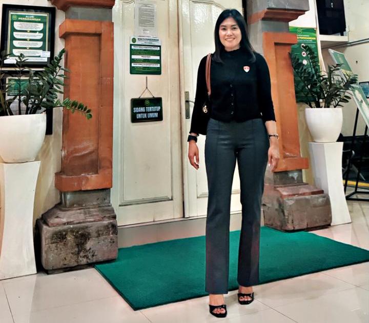 Advokat Regina Yura F. S., S.H. menghadiri sidang terkait kasus penipuan pekerja lokal oleh wisatawan asing di Bali.  