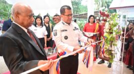 NEWSLINE.ID Bupati Kupang, Yosef Lede, meresmikan Gedung GPdI Karmel Tunfeu dengan pemotongan pita, Rabu (15/4).