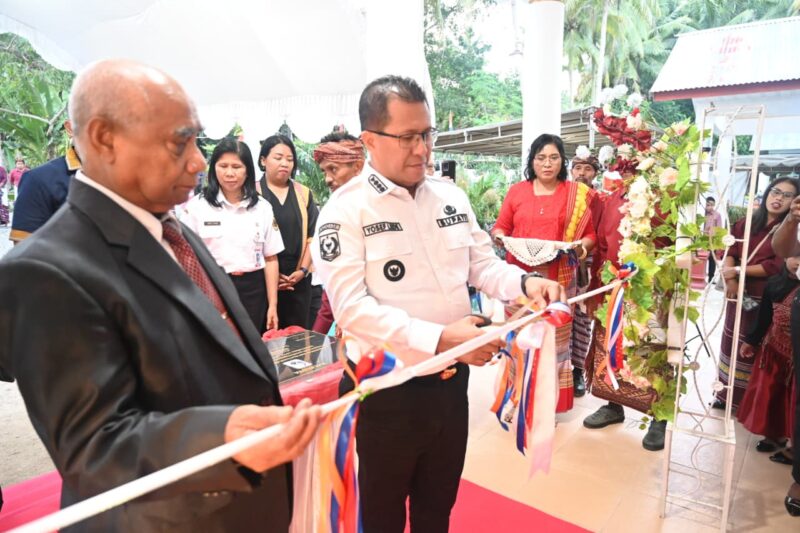 NEWSLINE.ID Bupati Kupang, Yosef Lede, meresmikan Gedung GPdI Karmel Tunfeu dengan pemotongan pita, Rabu (15/4).