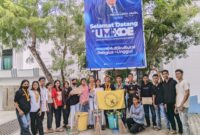 Mahasiswa GAMAS-UMK berpose usai aksi bersih-bersih kampus Universitas Muhammadiyah Kupang sebagai wujud kepedulian lingkungan dan penolakan budaya apatis.  