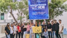 Mahasiswa GAMAS-UMK berpose usai aksi bersih-bersih kampus Universitas Muhammadiyah Kupang sebagai wujud kepedulian lingkungan dan penolakan budaya apatis.  