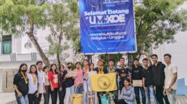 Mahasiswa GAMAS-UMK berpose usai aksi bersih-bersih kampus Universitas Muhammadiyah Kupang sebagai wujud kepedulian lingkungan dan penolakan budaya apatis.  