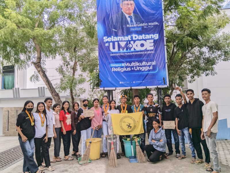 Mahasiswa GAMAS-UMK berpose usai aksi bersih-bersih kampus Universitas Muhammadiyah Kupang sebagai wujud kepedulian lingkungan dan penolakan budaya apatis.  