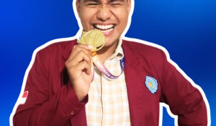 Rayhan Halim, mahasiswa Program Studi Ilmu Politik UMKoe berhasil meraih Medali Emas dalam ajang Olimpiade Nasional Sains dan Bahasa (OSNB) 2026. Sumber Foto. Dok: Pribadi.