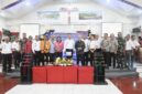 Bupati Kupang Yosef Lede bersama jemaat dan tamu undangan saat perayaan HUT ke-23 GMIT Amanau Tablolong sekaligus peletakan batu pertama pembangunan gedung serbaguna di Desa Tablolong, Rabu (22/4/2026).  