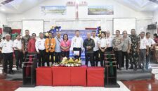Bupati Kupang Yosef Lede bersama jemaat dan tamu undangan saat perayaan HUT ke-23 GMIT Amanau Tablolong sekaligus peletakan batu pertama pembangunan gedung serbaguna di Desa Tablolong, Rabu (22/4/2026).  