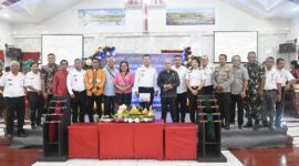 Bupati Kupang Yosef Lede bersama jemaat dan tamu undangan saat perayaan HUT ke-23 GMIT Amanau Tablolong sekaligus peletakan batu pertama pembangunan gedung serbaguna di Desa Tablolong, Rabu (22/4/2026).  