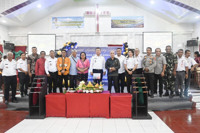 Bupati Kupang Yosef Lede bersama jemaat dan tamu undangan saat perayaan HUT ke-23 GMIT Amanau Tablolong sekaligus peletakan batu pertama pembangunan gedung serbaguna di Desa Tablolong, Rabu (22/4/2026).  