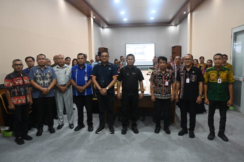 Bupati Kupang Yosef Lede bersama jajaran Pemkab Kupang saat peluncuran inovasi Kampung Taat Pajak di Kantor Bupati Kupang, Kamis (23/4/2026).