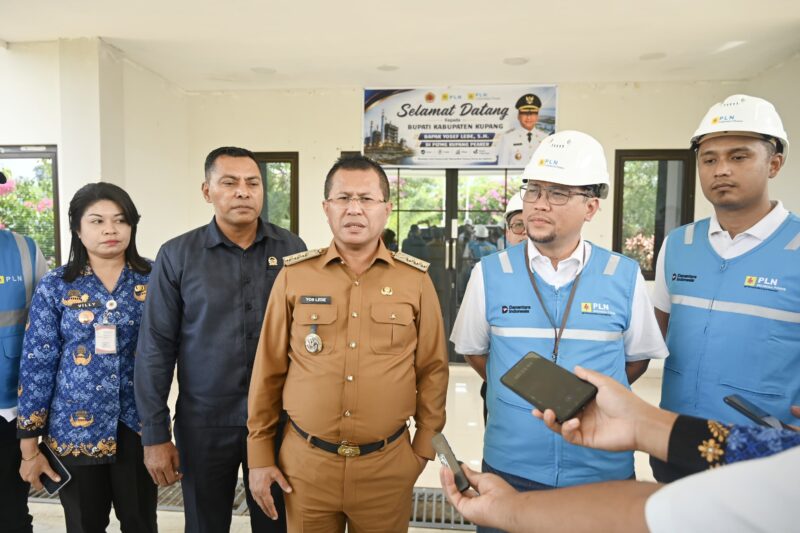 Bupati Kupang Yosef Lede bersama jajaran pemerintah daerah dan perwakilan PLN saat kunjungan kerja ke PLTMG Kupang I di Desa Lifuleo, Kecamatan Kupang Barat, Senin (27/4/2026).