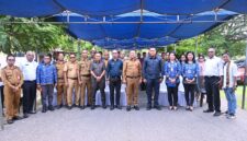 Bupati Kupang, Yosef Lede, saat berdiskusi dengan tokoh masyarakat dan warga di Desa Bolok, Kecamatan Kupang Barat, Senin (27/04/2026).Foto:Dok.Istmewa