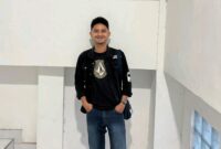 Febri Bintara berpose mengenakan jaket hitam. Fenomena mahasiswa mengidealkan PNS disebut cerminan rapuhnya ekonomi dan pendidikan. Dok. Ist.