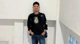 Febri Bintara berpose mengenakan jaket hitam. Fenomena mahasiswa mengidealkan PNS disebut cerminan rapuhnya ekonomi dan pendidikan. Dok. Ist.