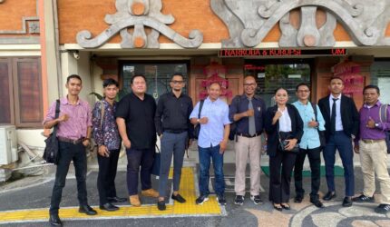 kuasa hukum Penggugat dari Law Firm James Richard & Partners, dalam Agenda sidang perdata Gugatan Perbuatan Melawan Hukum (PMH) di Pengadilan Negeri Denpasar. Sumber Dok: Adv Florianus. 