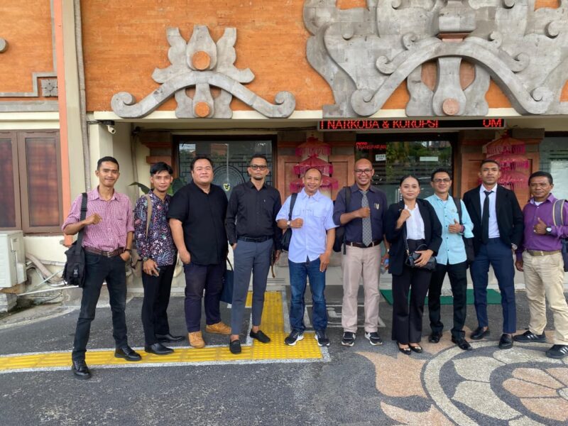 kuasa hukum Penggugat dari Law Firm James Richard & Partners, dalam Agenda sidang perdata Gugatan Perbuatan Melawan Hukum (PMH) di Pengadilan Negeri Denpasar. Sumber Dok: Adv Florianus. 