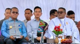 Wapres Gibran Rakabuming Raka bersama tokoh agama dan Gubernur NTT saat membuka Festival Paskah di Bundaran Tirosa, Kupang, NTT, 6 Februari 2026. Dok. Ist.