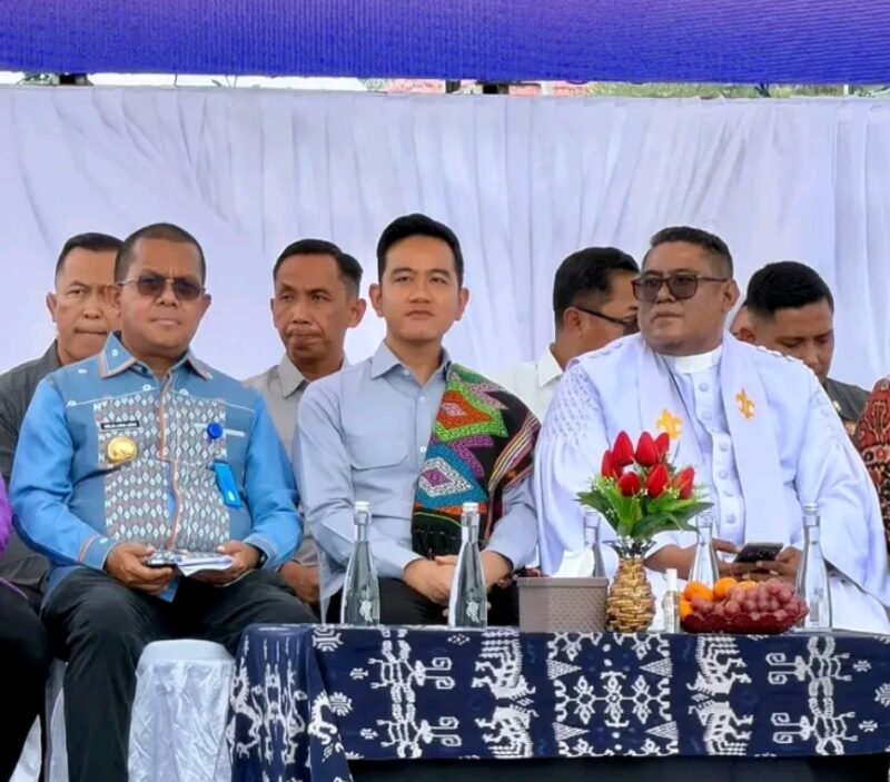 Wapres Gibran Rakabuming Raka bersama tokoh agama dan Gubernur NTT saat membuka Festival Paskah di Bundaran Tirosa, Kupang, NTT, 6 Februari 2026. Dok. Ist.