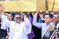 ‎Gibran Rakabuming Raka bersama Emanuel Melkiades Laka Lena,Wali Kota Kupang, dan tokoh agama memikul salib dalam Pawai Paskah GMIT di Kupang,Senin,6/4/2026. sebagai simbol persatuan dan toleransi.Foto:Dok.JB/
‎