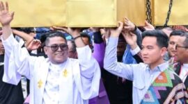 ‎Gibran Rakabuming Raka bersama Emanuel Melkiades Laka Lena,Wali Kota Kupang, dan tokoh agama memikul salib dalam Pawai Paskah GMIT di Kupang,Senin,6/4/2026. sebagai simbol persatuan dan toleransi.Foto:Dok.JB/
‎