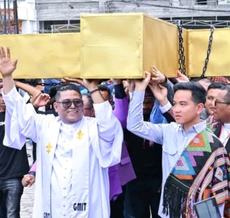 ‎Gibran Rakabuming Raka bersama Emanuel Melkiades Laka Lena,Wali Kota Kupang, dan tokoh agama memikul salib dalam Pawai Paskah GMIT di Kupang,Senin,6/4/2026. sebagai simbol persatuan dan toleransi.Foto:Dok.JB/
‎