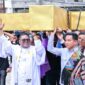 ‎Gibran Rakabuming Raka bersama Emanuel Melkiades Laka Lena,Wali Kota Kupang, dan tokoh agama memikul salib dalam Pawai Paskah GMIT di Kupang,Senin,6/4/2026. sebagai simbol persatuan dan toleransi.Foto:Dok.JB/
‎