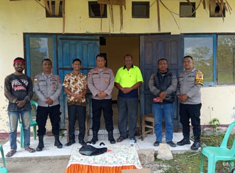 Foto bersama Kapolsek Raimanuk beserta jajaran, Kepala Dusun Oekofu, tokoh masyarakat, dan Kepala Sekolah SMAK St.Agustinus Raimanuk Usai pertemuan,Rabu(8/04 /2026).Foto:Dok.Deni/
‎