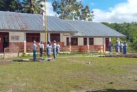 Kepala SMAK St. Agustinus Raimanuk memimpin upacara Hardiknas ke-67 di Desa Renrua, Belu, Sabtu (2/5/2026). Foto: Dok. Fridolinus Sesarius Nahak S.Pd.,Gr.
‎