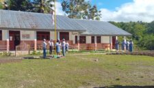 Kepala SMAK St. Agustinus Raimanuk memimpin upacara Hardiknas ke-67 di Desa Renrua, Belu, Sabtu (2/5/2026). Foto: Dok. Fridolinus Sesarius Nahak S.Pd.,Gr.
‎