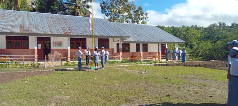 Kepala SMAK St. Agustinus Raimanuk memimpin upacara Hardiknas ke-67 di Desa Renrua, Belu, Sabtu (2/5/2026). Foto: Dok. Fridolinus Sesarius Nahak S.Pd.,Gr.
‎