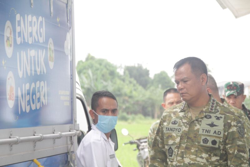Wakil Panglima bersama jajaran TNI meninjau langsung operasional dapur dan kebersihan fasilitas di SPPG Wanajaya 4, Senin (4/5/2026). Foto:Dok.Anselmus Talo S.H.,/