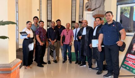 Tim kuasa hukum dari Kantor Law Firm James Richard and Partners menghadiri persidangan terdakwa di Pengadilan Negeri Denpasar. (Sumber Dok: Adv Florianus).