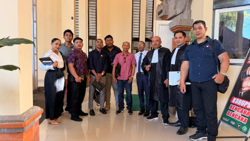 Tim kuasa hukum dari Kantor Law Firm James Richard and Partners menghadiri persidangan terdakwa di Pengadilan Negeri Denpasar. (Sumber Dok: Adv Florianus).
