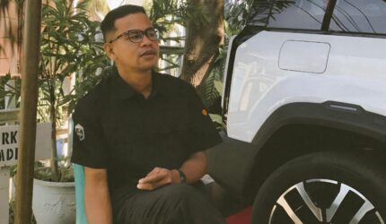 Bahasa bukan sekadar komunikasi, tetapi alat kekuasaan yang membentuk ketakutan, mengendalikan pikiran, dan menentukan kebenaran masyarakat. Opini ini ditulis oleh: Benediktus Yoseph Pusjoyo Kedang. Mahasiswa semester akhir Prodi Bahasa dan Sastra Indonesia Universitas Muhammadiyah Kupang. Sumber Foto Dok: Pribadi.