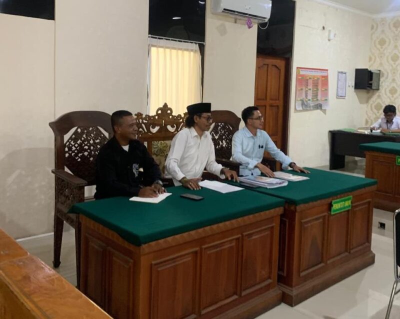 Tim Kuasa Hukum Penggugat dari Kantor Hukum James Richard Law Firm and Partners dalam sidang gugatan Perbuatan Melawan Hukum [PMH] di Pengadilan Negeri Denpasar. Sumber Foto Dok: Adv Florianus.