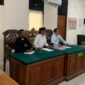 Tim Kuasa Hukum Penggugat dari Kantor Hukum James Richard Law Firm and Partners dalam sidang gugatan Perbuatan Melawan Hukum [PMH] di Pengadilan Negeri Denpasar. Sumber Foto Dok: Adv Florianus.