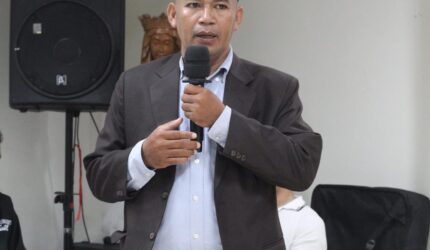 Praktisi hukum sekaligus advokat Stanislaus Tanje, S.H., C.MSP., C. NSP., yang merupakan putra daerah asal desa terjadinya tragedi. Sumber Foto: Adv Florianus.