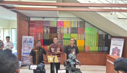 konferensi pers di Lobby Utama Kantor Gubernur NTT, Jumat (29/5/2026). Gerakan yang mengusung slogan “Melki-Johni Ajak Belajar." Sumber Foto Dok: Hefri Persli.