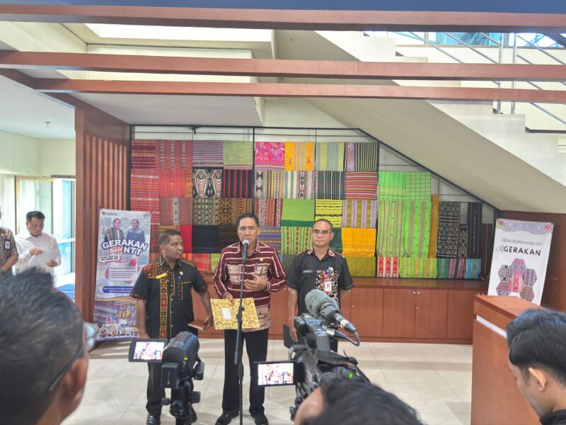 konferensi pers di Lobby Utama Kantor Gubernur NTT, Jumat (29/5/2026). Gerakan yang mengusung slogan “Melki-Johni Ajak Belajar.