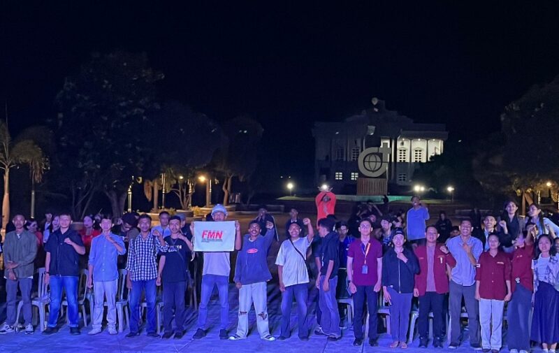 Foto bersama usai menggelar kegiatan HarLa FMN ke -23 di pelataran kampus Unika Kupang, Senin(18 Mei 2026). Foto Dok.FMN/