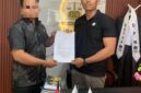 Korban dugaan penganiayaan berinisial KD (kanan) didampingi salah satu kuasa hukumnya, I Putu Agus Alit Diva Pranata, S.H. (kiri), usai membuat laporan resmi di Polsek Marga, Kabupaten Tabanan, Bali. Korban melaporkan dugaan tindak penganiayaan yang diduga dilakukan oleh ayah dari mantan kekasihnya. Saat ini kasus tersebut masih dalam proses penyelidikan pihak kepolisian. Sumber foto dok: Adv Florianus.
