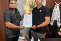 Korban dugaan penganiayaan berinisial KD (kanan) didampingi salah satu kuasa hukumnya, I Putu Agus Alit Diva Pranata, S.H. (kiri), usai membuat laporan resmi di Polsek Marga, Kabupaten Tabanan, Bali. Korban melaporkan dugaan tindak penganiayaan yang diduga dilakukan oleh ayah dari mantan kekasihnya. Saat ini kasus tersebut masih dalam proses penyelidikan pihak kepolisian. Sumber foto dok: Adv Florianus.