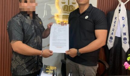Korban dugaan penganiayaan berinisial KD (kanan) didampingi salah satu kuasa hukumnya, I Putu Agus Alit Diva Pranata, S.H. (kiri), usai membuat laporan resmi di Polsek Marga, Kabupaten Tabanan, Bali. Korban melaporkan dugaan tindak penganiayaan yang diduga dilakukan oleh ayah dari mantan kekasihnya. Saat ini kasus tersebut masih dalam proses penyelidikan pihak kepolisian. Sumber foto dok: Adv Florianus.